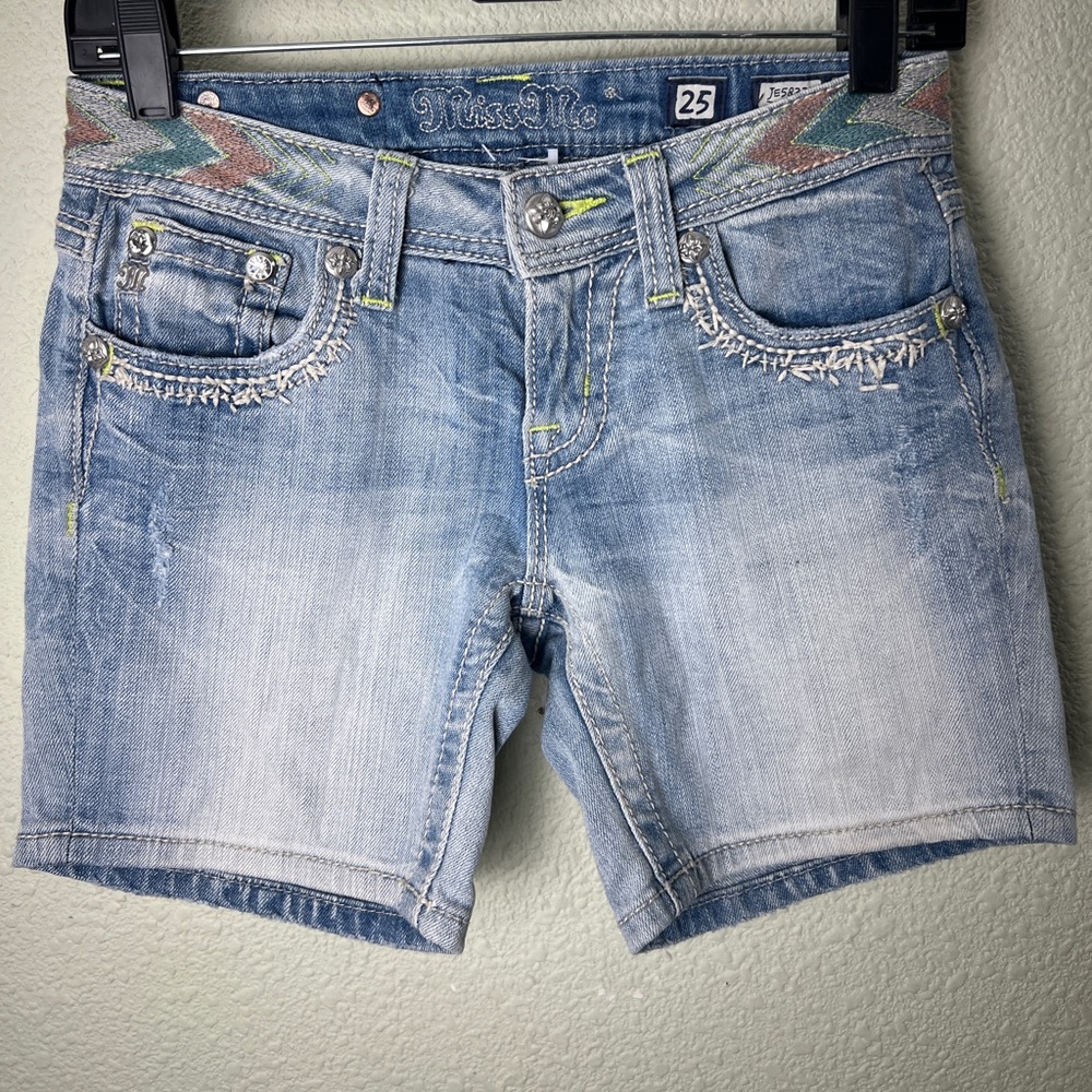 Miss Me Jeans Shorts Low Rise Arrow Embroidered Light Denim Mid 25 - Picture 11 of 11